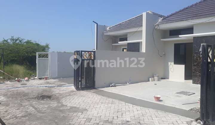 New House, Beautiful & Ready to Occupy on Jl. Modern Tengah Iii, Surabaya 2