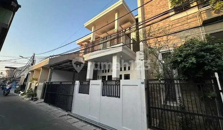 Modern Minimalist Home in Pratama Plot 2