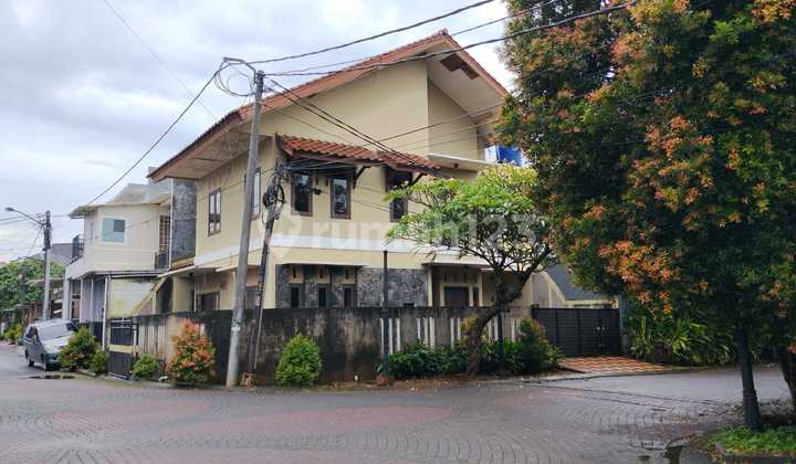 Old Corner House 2 Floors in Perum Bsd Nusa Loka South Tangerang Land 174M2 Cash Only 2