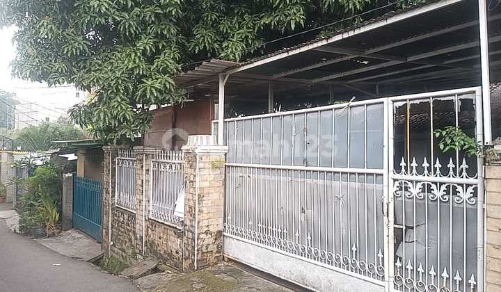 Old House on Jrisdoren Street, Kebon Jeruk, West Jakarta, Only 70m2 to Panjang Raya Street. Old House on Jrisdoren Street, Kebon Jeruk, West Jakarta, Only 70m2 to Panjang Raya Street.