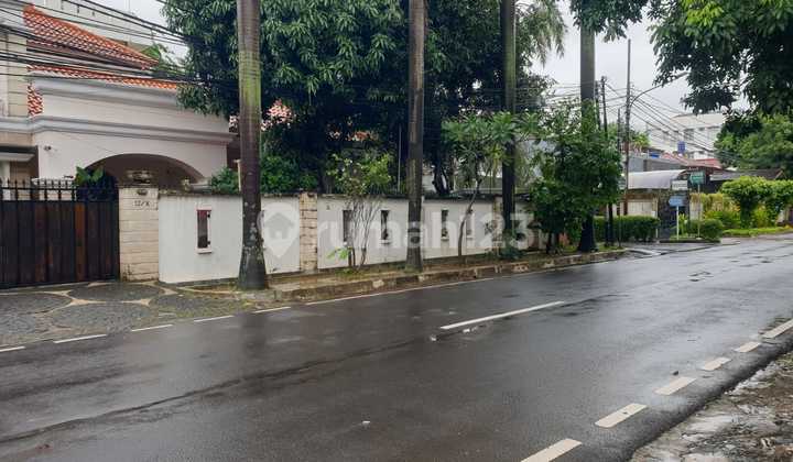 Two-story corner house with swimming pool on Jl Cempaka Putih Tengah, Cempaka Putih, Central Jakarta, land area 567 m2, cash only. 2