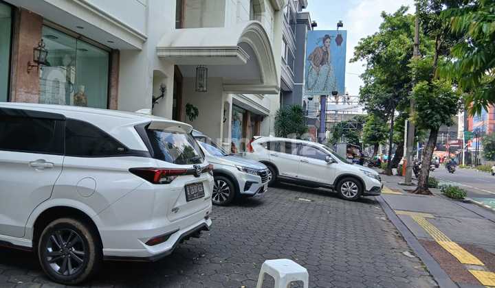 Gedung. Komersil 3 Lantai Dipakai Butik di Jl Melawai Raya Kebayoran Baru Jakarta Selatan Lt 1068M2 ******** Only