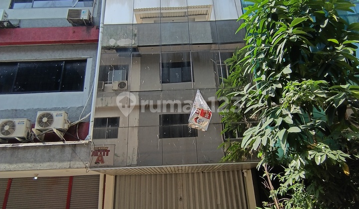Commercial 3-Story Shop House on Jl Panglima Polim, Kebayoran Baru, South Jakarta, 52m2 Land Area, Cash Only Commercial 3-Story Shop House on Jl Panglima Polim, Kebayoran Baru, South Jakarta, 52m2 Land Area, Cash Only