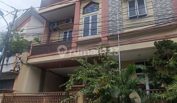Affordable 3-Story House on Jl Menteng Atas Selatan Setiabudi South Jakarta, Land Area 104M2, Cash Only, Highly Strategic Location 1