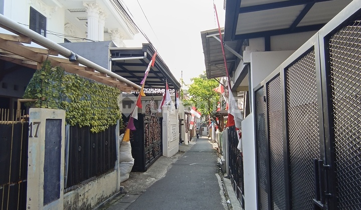 Old House 1 Floor Suitable for Boarding at Jl Mahali Radio Dalam Kebayoran Baru South Jakarta Land 127m2 Cash Only Old House 1 Floor Suitable for Boarding at Jl Mahali Radio Dalam Kebayoran Baru South Jakarta Land 127m2 Cash Only