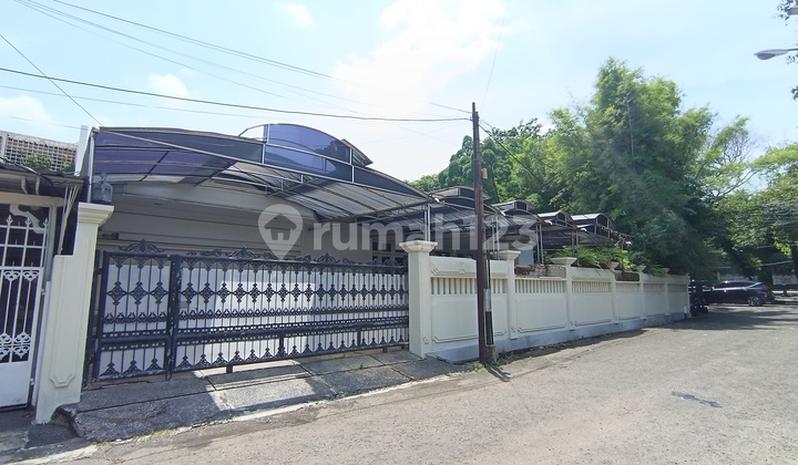 Rumah Lama Hoek 1 Lantai di Jl Taman Brawijaya Kebayoran Baru Jakarta Selatan Lt 796M2 Cash Only Murah Lokasi Strategis