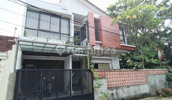 Two-Story Corner House on Jl Danau Mahalona, Bendungan Hilir, Central Jakarta, Land Area 261m2, Cash Only.