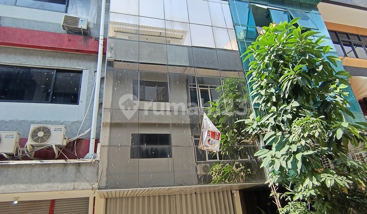 Commercial 3-Story Shop House on Jl Panglima Polim, Kebayoran Baru, South Jakarta, 52m2 Land Area, Cash Only Commercial 3-Story Shop House on Jl Panglima Polim, Kebayoran Baru, South Jakarta, 52m2 Land Area, Cash Only