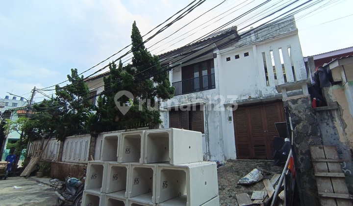 Two-Story Corner House Suitable for Boarding at Jalan Pulo Raya 3, Ujung Petogogan, Kebayoran Baru, South Jakarta, Land Area 270m2, Cash Only. 2