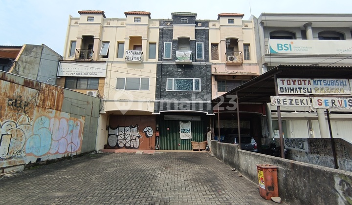 3-Storey Commercial Ruko on Jl Rc Veteran Raya Bintaro, South Jakarta, Land Area 168m2, Cash Only 2