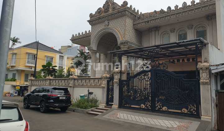 2-Story Luxury Corner House on Jl Pelepah Kuning, Kelapa Gading, North Jakarta, Land Area 370m², Cash Only, Strategic Location