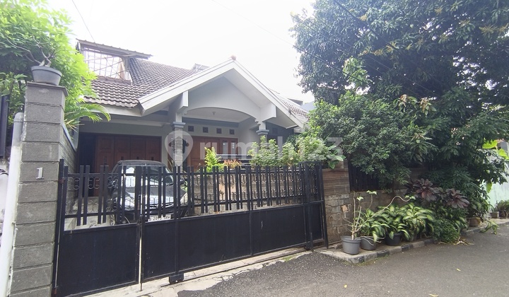 Quaint Old House at Jl Johari, Kebayoran Lama, South Jakarta, Land Area 280m2, Cash Only
