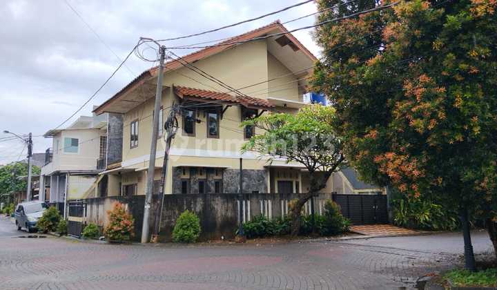 Old Corner House 2 Floors in Perum Bsd Nusa Loka South Tangerang Land 174M2 Cash Only