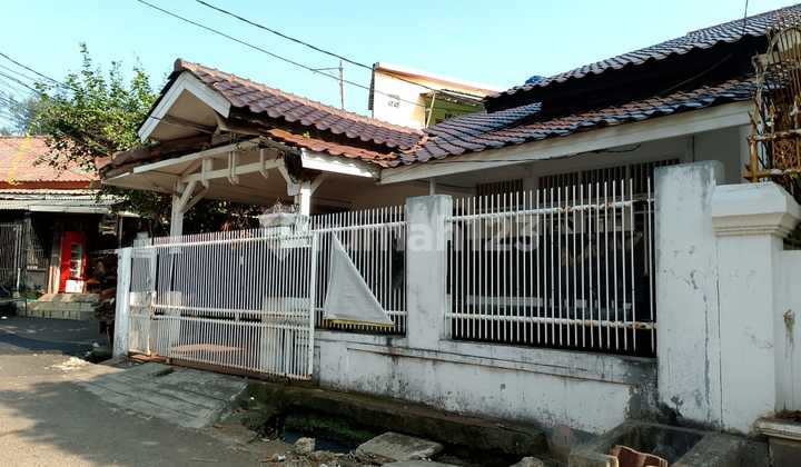 Rumah Lama 1 Lantai di Taman Meruya Ilir Kembangan Jakarta Barat LT 166M2 Cash Only