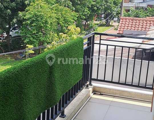 Rumah Bagus 2 Lantai Lokasi Strategis Hadap Barat Depan Taman Shm 2