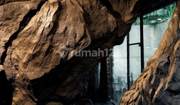 Ruang Usaha Sedang Tersewa di Benhil Jakarta Pusat Strategis, Jalan Utama Lebar 2