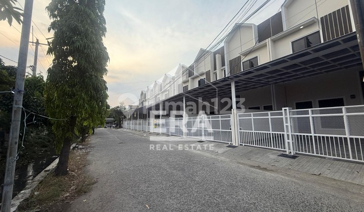 Dijual Rumah 2 Lantai Gandeng 8 Unit