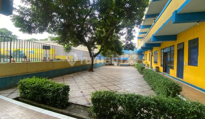 Gedung Siap Huni dengan Halaman Luas dan Fasilitas Lengkap di Bekasi