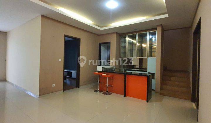 Rumah di Serenia Hills Regent Jaksel