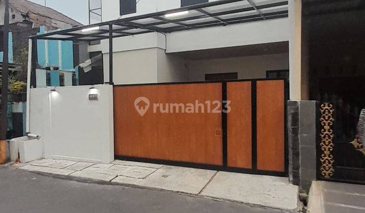 Rumah dijual Dukuh Zamrud Kota Bekasi 3 Lantai Rooftop Akses 2 Mobil SHM 1