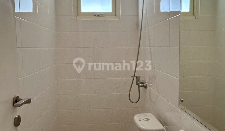 Modern Minimalist House Ready to Occupy Inside a Cluster