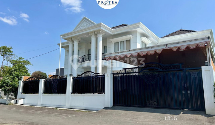 Rumah American Classic Dengan Kolam Renang Pribadi Di Cirebon