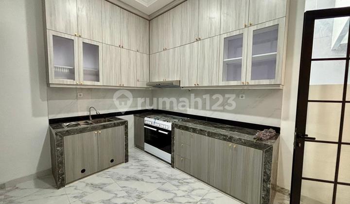 Rumah dengan Kolam Renang di Jalur Utama, dekat Satsiun & Pintu Tol BSD 2