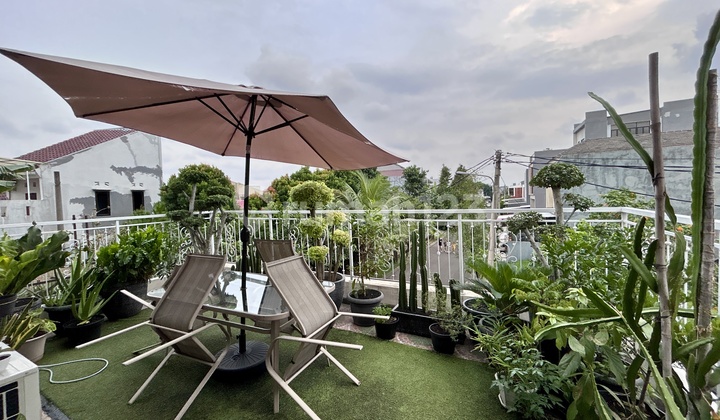 Rumah 3 Lantai Lengkap Dengan Taman Di Balkon 2