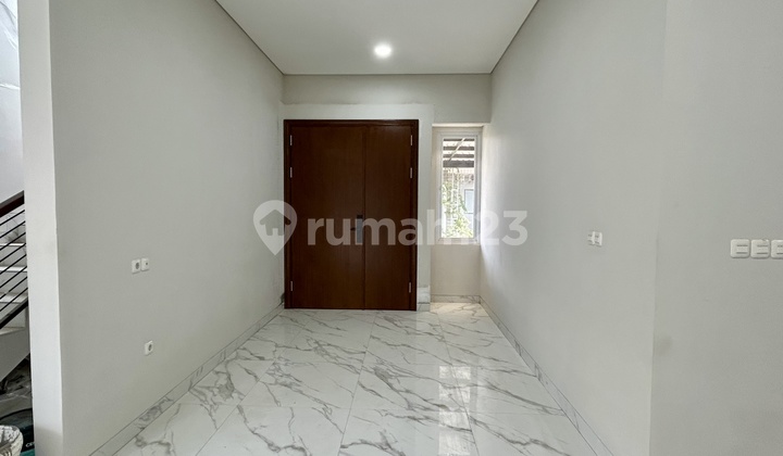 Modern Minimalist Hook House with Easy Access to Toll Road & Cisauk Station 2