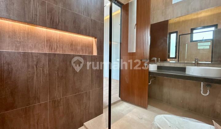 Rumah Kontemporer Hoek, Samping Taman, Lokasi Strategis di BSD 2