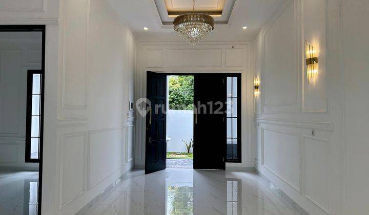 Rumah Nuansa Mewah dengan Gaya American Classic di Griya Loka, BSD