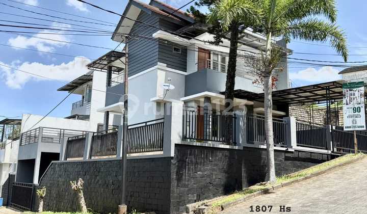 Dijual Rumah 2.5 Lantai dengan View kota Bandung  