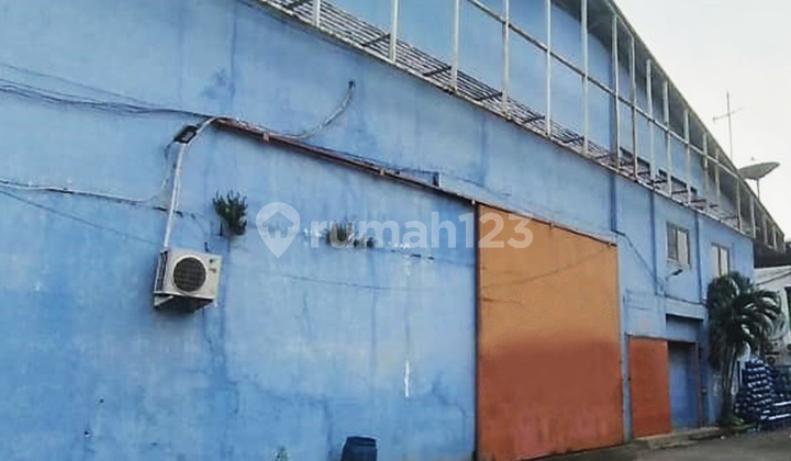 Warehouse Auction on Jl. Yos Sudarso, Tanjung Priok, North Jakarta