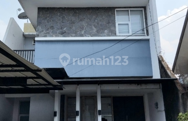 Minimalist 2-Story House in West Pejaten