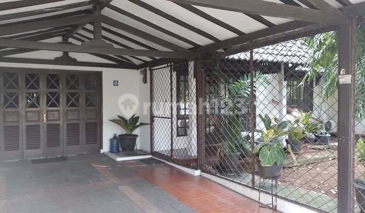 The old house counts the land. 2