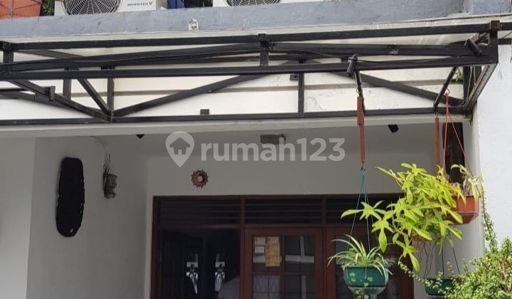Three-Story House in East Tebet, Strategic Location