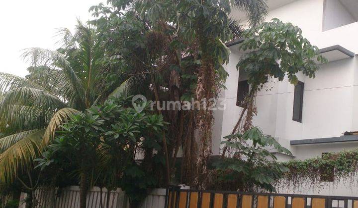 tampak depan rumah hoek luas di bukit