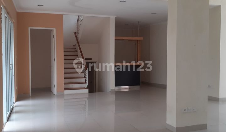 ruang keluarga rumah 2 lantai di perum
