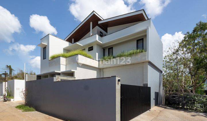 A Luxurious 3 Bedrooms Brand New Villa In Ungasan 1