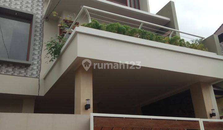 Selling a Well Maintained Modern 3 Floor House in Lower Jimbaran 1