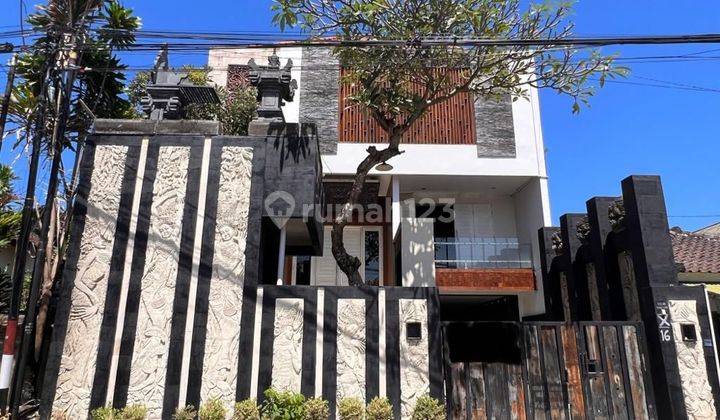 Beautiful Modern House At Strategic Location In Central Renon 1