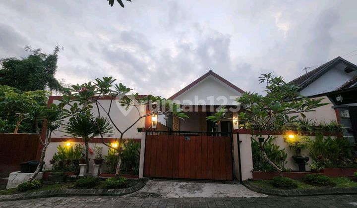 Rumah Semi Villa Dengan Swimming Pool, Di Taman Mumbul