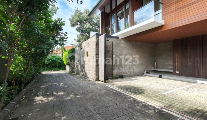 4 Bedrooms Modern Semi Villa At Strategic Location In Renon 4 Bedrooms Modern Semi Villa At Strategic Location In Renon