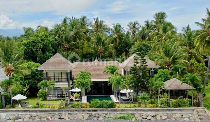 Luxury Modern 2 Units Beach Front Villa In Buleleng, Bali 2
