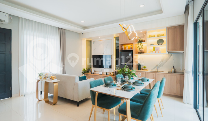 Modern 2-Story Residence with Modern Facade, Surrounded by a Golf Course 2