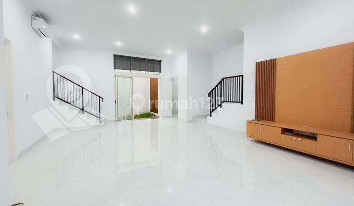 ruang keluarga rumah mewah di kawasan summarecon