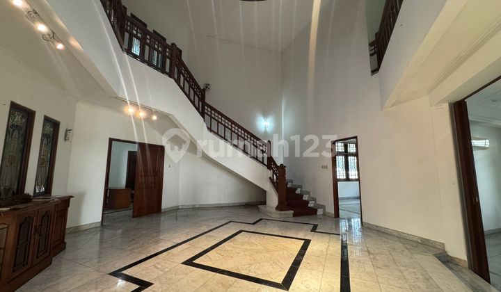 Disewakan Rumah Hoek Cocok untuk Kantor atau Rumah Tinggal di Jakarta Selatan