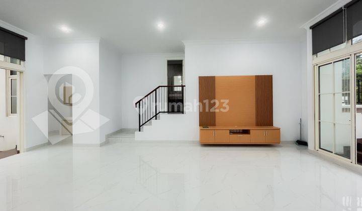 ruang keluarga rumah mewah di kawasan summarecon