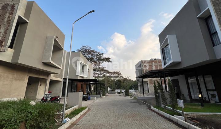 Closest to ITB Ganesha Campus, Tamansari Dago Bandung, Modern and Elegant House for Sale 2