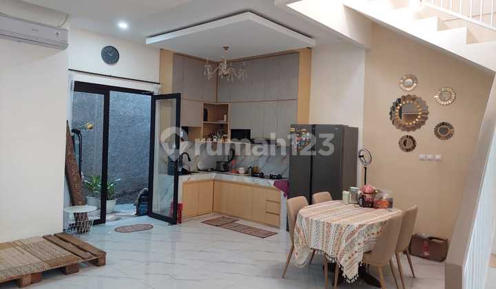 Dijual Rumah Bagus, Full Furnish, Bebas Banjir di Dalam Komplek